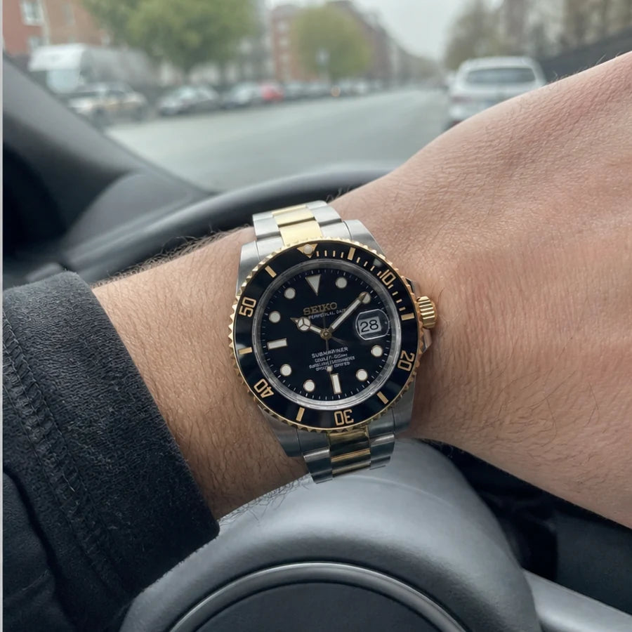 Reglage watch in natural street light