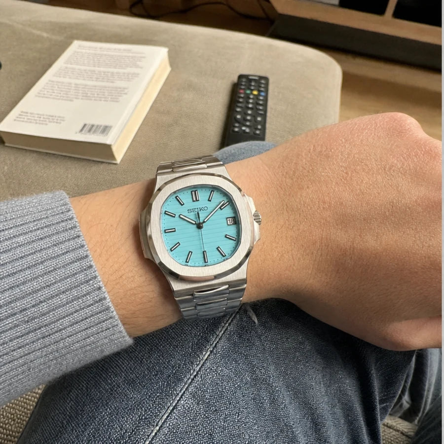 Reglage watch worn indoors