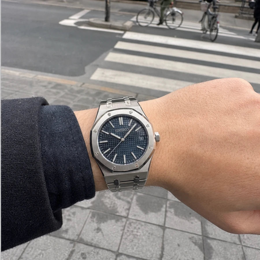 Reglage watch on the wrist outdoors