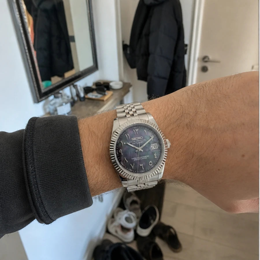 Reglage watch in an everyday setting
