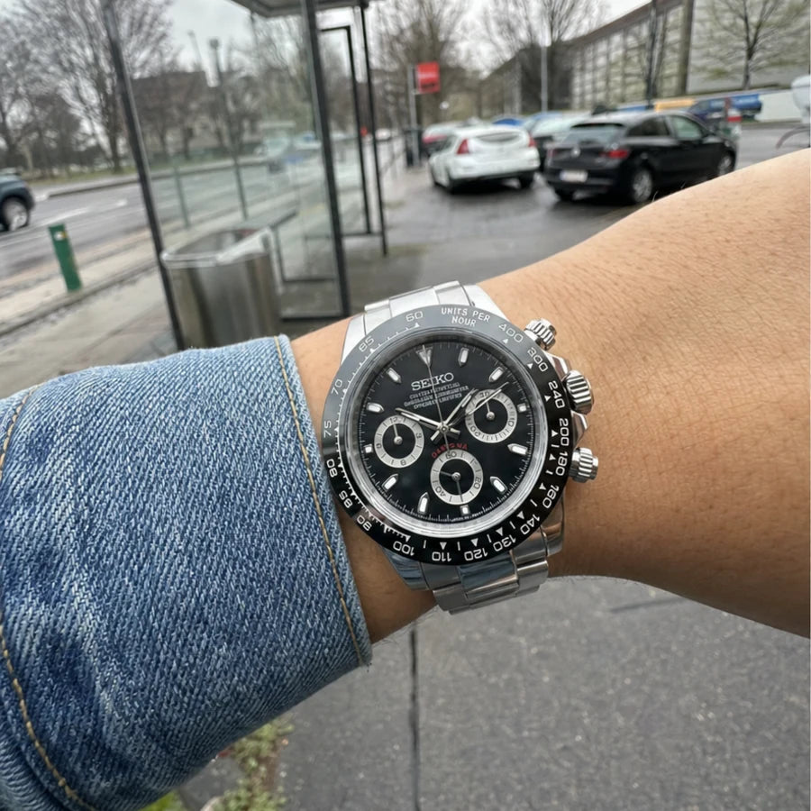 Reglage watch worn on the street