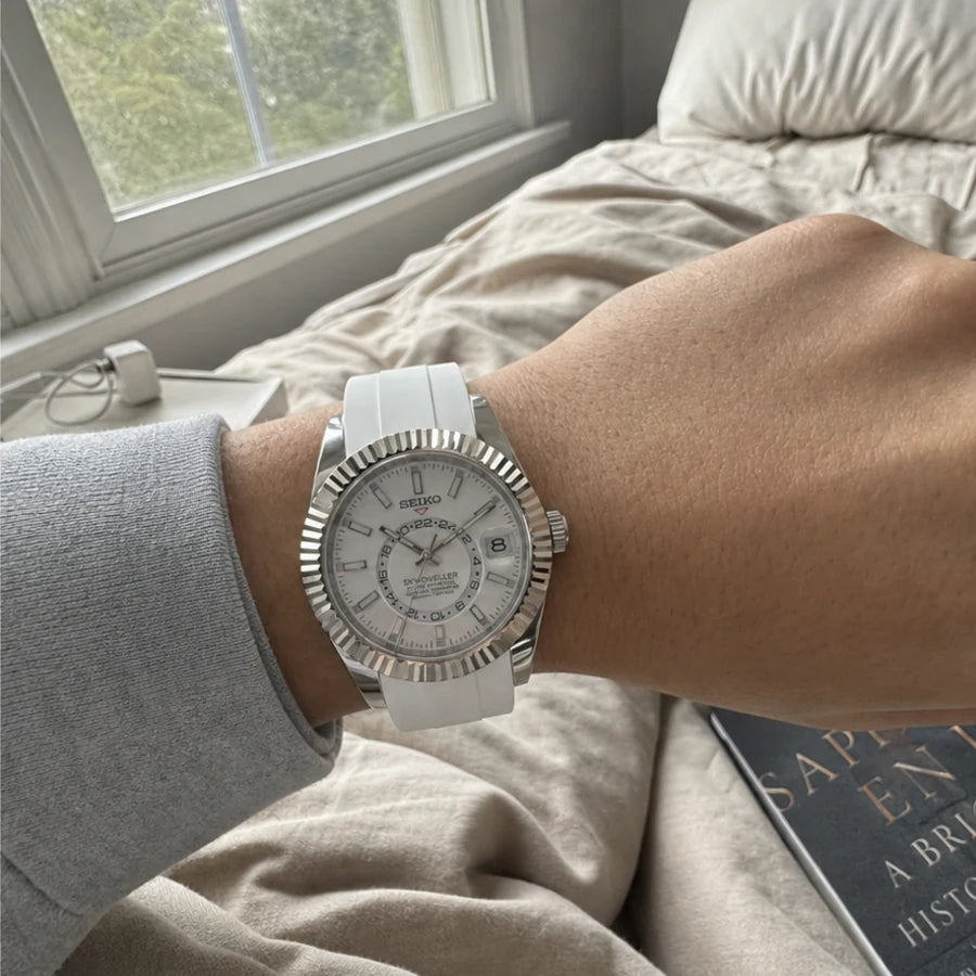 Reglage watch captured on a phone